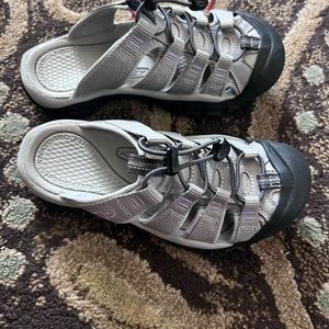 Woman’s Newport Keen shoes size 6 …. Never worn